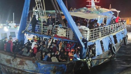 Mazzette e contratti falsi per entrare in Italia: in arresto nove immigrati