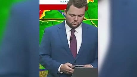 Pillan a un meteorólogo respondiendo los mensajes de su mujer en directo y este se justifica: "Soy humano"