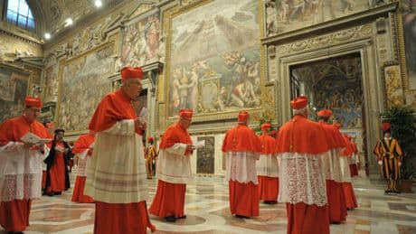 Conclave, oggi il giuramento (anche per cuochi e infermieri). Dalla formula al rischio scomunica: Cosa è e come funziona il rito