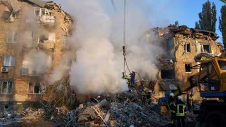 Guerre en Ukraine : au moins 15 morts dans une attaque aérienne massive de l’armée russe