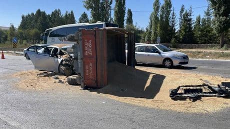 Otomobil, buğday yüklü traktöre çarptı: 3 yaralı