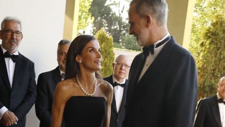 La Reina Letizia deslumbra en los premios ABC: vestido palabra de honor y collar de la Reina Victoria Eugenia