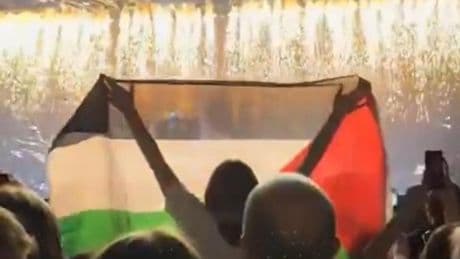 El público pita y abuchea a la representante de Israel durante su actuación en la final de Eurovisión 2025