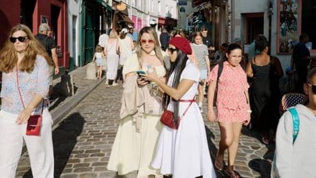A Paris, Montmartre face à une pression touristique galopante : « En tant qu’habitants, on se sent comme les personnages d’un parc d’attractions »
