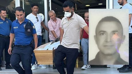 Denizli'de polis memuru kaldığı apartta ölü bulundu