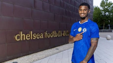 Jorrel Hato (19) klaar voor Chelsea: ’Ik zie mezelf niet als de ’Man van 44 miljoen euro’’