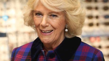 Molestata a 16 anni e difesasi con una scarpa: le rivelazioni della regina Camilla