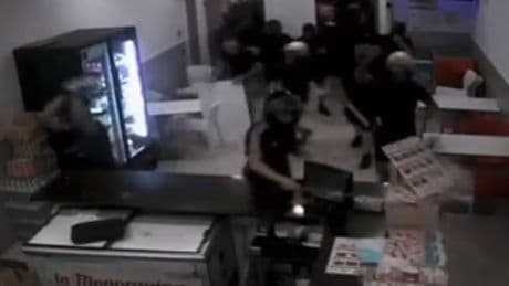 Así fue el brutal asalto a un kebab en Torre Pacheco por grupos ultras armados con bates