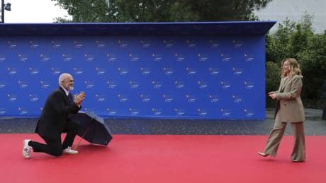 El momento en el que el presidente de Albania, de dos metros, se arrodilla para recibir a Meloni, que no llega al 1,60