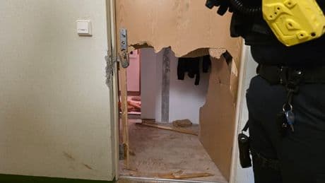 Einsatz in Berlin - Polizei stürmt Wohnung mit Ramme