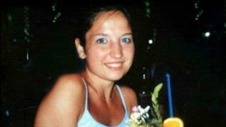 Garlasco, il mistero del Dna femminile (mai identificato) vicino al corpo di Chiara Poggi: perché le tre tracce senza identità sono ora un caso