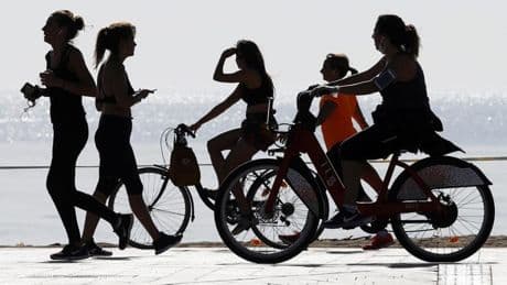 La guía del buen ciclista que los Mossos recomiendan para pedalear seguro durante el verano