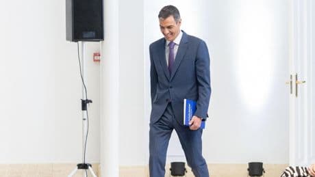 "Sánchez sólo tiene dos salidas: dimitir o elecciones", dice The Economist tres días después de ser la referencia del presidente
