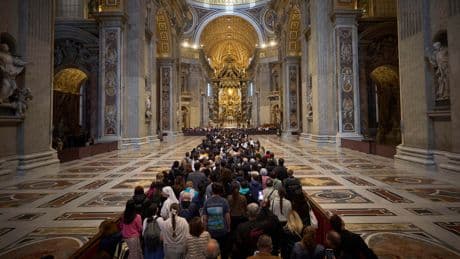 El Vaticano deja abierta toda la noche la basílica de San Pedro ante la avalancha de fieles para despedirse del Papa