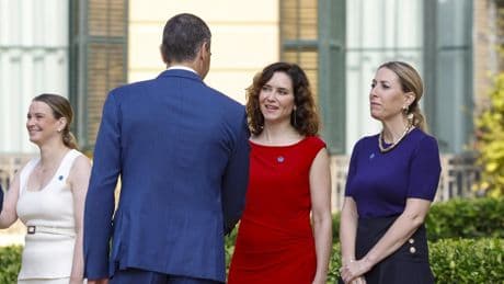 Los barones del PP piden a Sánchez que convoque elecciones y el presidente las sitúa en el 2027
