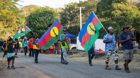 Nouvelle-Calédonie: les indépendantistes du FLNKS annoncent rejeter l’accord de Bougival