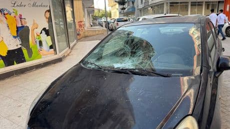 6 yaşındaki çocuk beşinci kattan otomobilin üzerine düştü