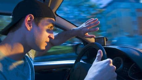 Ópticos de Galicia advierten sobre las gafas de sol al volante: "El 70% no cumplen con las normas de seguridad"