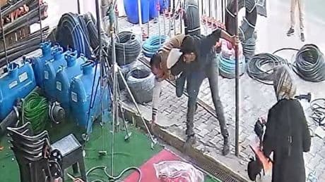 Kızını rahatsız ettiği anneye bıçakla saldırdı: Gümüşhane’de kadın cinayetini esnafın cesur müdahalesi engelledi