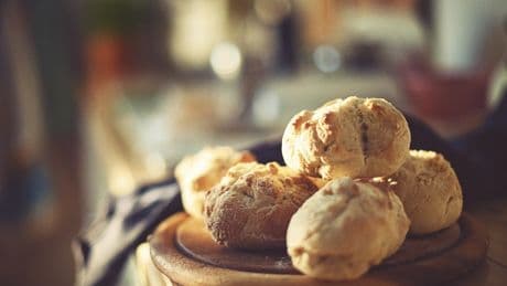 Ofenfrisch und knusprig: Brötchen backen ohne Aufwand – mit nur 4 Zutaten