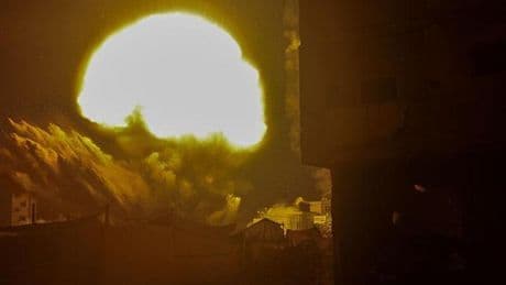 İsrail Gazze'de yüzlerce Filistinlinin kaldığı binayı bombaladı