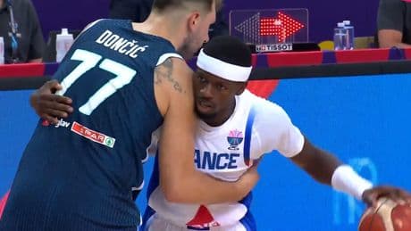 Shakehands – und dann das ...  - Unfassbare Respektlos-Aktion gegen Doncic