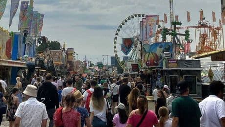 Nach der Explosion beim Feuwerk: „Heute ist alles wie immer“ – Rheinkirmes zwischen Schock und Alltag