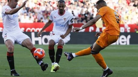 Mbappé y las expulsiones dan un triunfo a un Real Madrid tibio