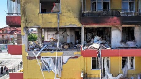 1'i ağır 13 kişi yaralandı! Apartmanı havaya uçurdu!