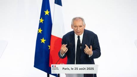 Emmanuel Macron cherche déjà un successeur à François Bayrou