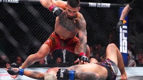 Ilia Topuria delivers first-round KO of Charles Oliveira to win lightweight title