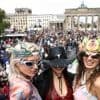 „Alles selbst genäht und gelötet“: Wilde Outfits, laute Bässe – Tausende tanzen bei „Rave The Planet“ durch Berlin