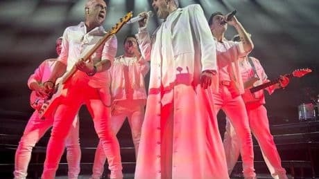 Bosé canta, baila, tose y triunfa ante las 3.000 personas que se acercaron a Miribilla
