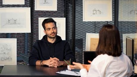 La IA ha convertido las entrevistas de trabajo en un circo de tramposos. Así que las empresas están volviendo a lo presencial