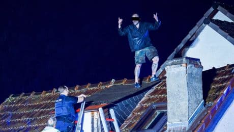 Tattoo-Mann zündete Balkon an - Polizei holt Brandstifter vom Dach