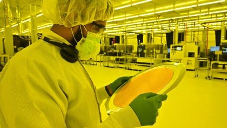Japón no puede permitirse que caiga su empresa más valiosa en la industria de los chips. Y está sumida en deudas