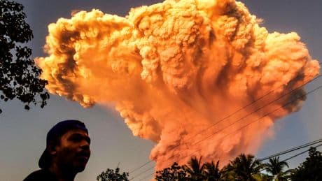Indonesia eleva al máximo la alerta por el volcán Lewotobi Laki-Laki tras una nueva erupción