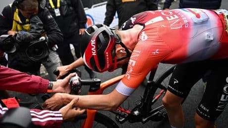 Thymen Arensman ziet INEOS Grenadiers-verzorger Tour de France verlaten vanwege mogelijke betrokkenheid bij dopingzaak