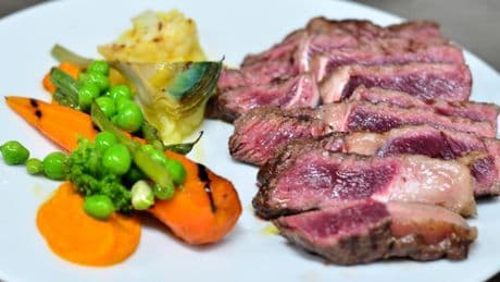 Una pareja montó un restaurante frente al mar en La Escala y ahora todos hablan de sus carnes a la brasa