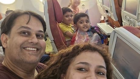 Incidente aereo in India, l'ultimo selfie della famiglia che stava per cambiare vita: così Pratik voleva portare moglie e 3 figli piccoli a vivere a Londra