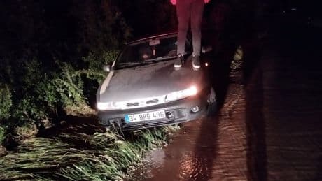 Su borusu patladı, araç suda sürüklendi