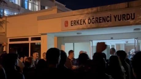 Hacettepe’de 1 Mayıs bildirisi dağıtan öğrencilere ülkücüler saldırdı