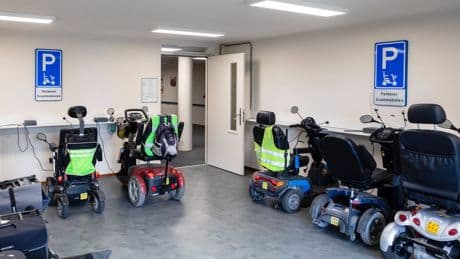 Alle gangen in het seniorencomplex moeten leeg om de brandveiligheid: ‘Júíst als bewoners er iets gezelligs van hebben gemaakt, moeten we optreden’
