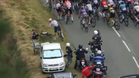 El tenso enganchón entre Alaphilippe y Carlos Rodríguez: el español le tiende la mano y... el francés estalla cabreadísimo