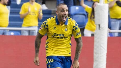 Sandro transforma un penalti de VAR ante el Valencia