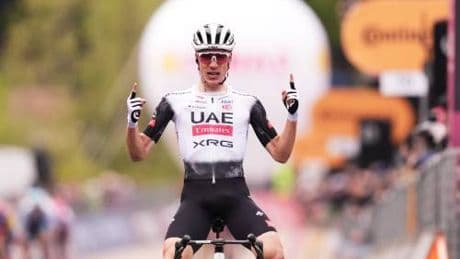 Giro d’Italia, primi verdetti. Zampata di Ayuso, Roglic in rosa ma senza convincere