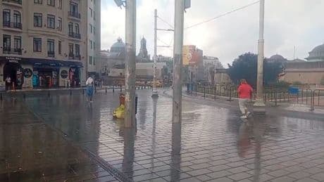 İstanbul'da bunaltıcı sıcaklara yağmur arası