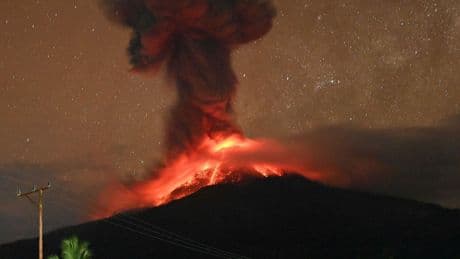 Natur: Indonesischer Vulkan spuckt Aschewolke aus