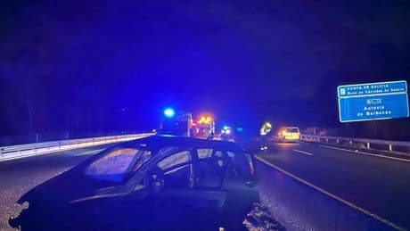 Un coche golpea la mediana y vuelca en Rianxo (A Coruña)