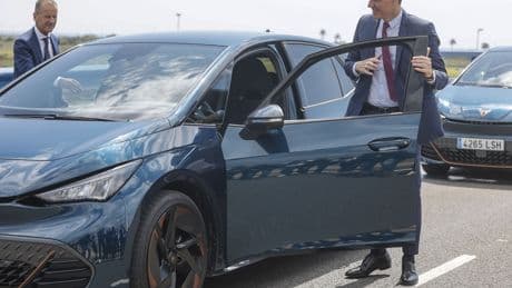 Otra contradicción del Gobierno: podrás drogarte en un coche aparcado pero no fumar en una furgoneta